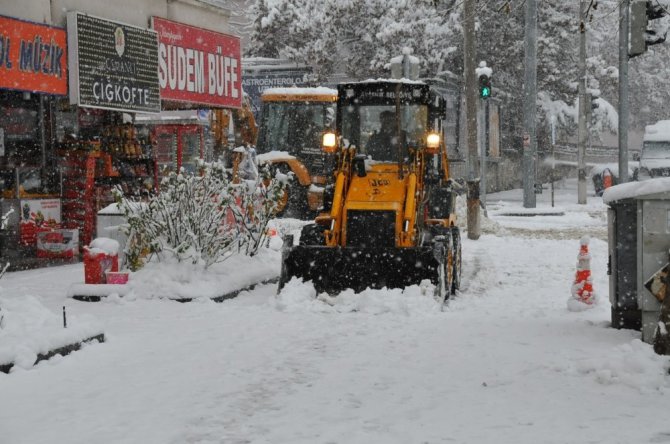 Akşehir’de kar temizliği çalışmaları aralıksız devam ediyor