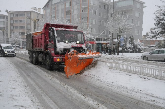 Akşehir’de kar temizliği çalışmaları aralıksız devam ediyor