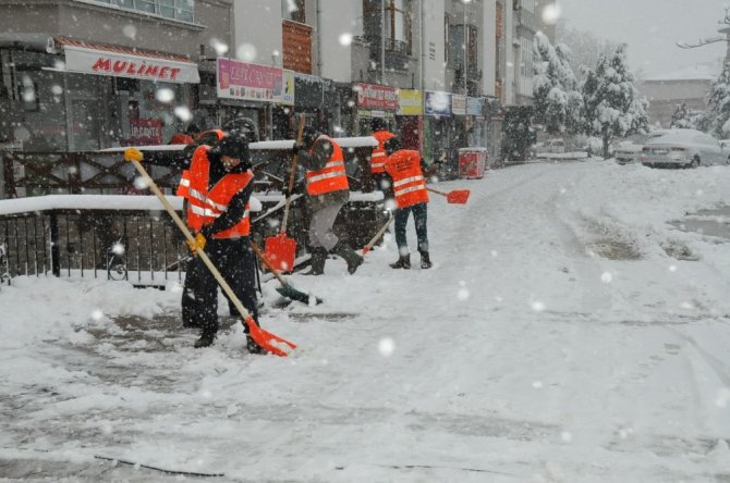 Akşehir’de kar temizliği çalışmaları aralıksız devam ediyor