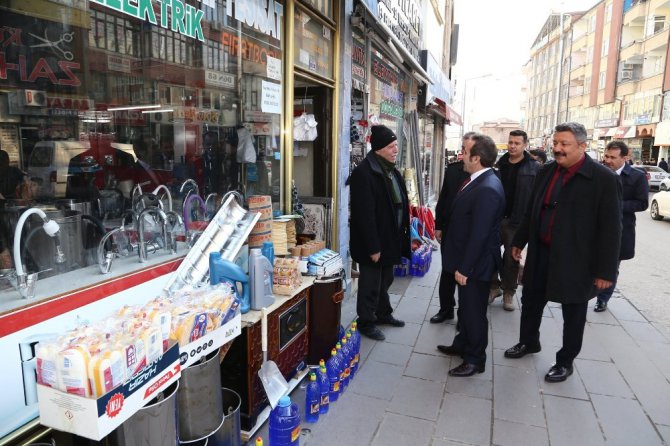 Aksaray Valisi Mantı esnaflar ve vatandaşlarla görüştü