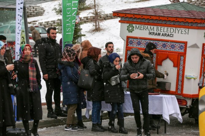 Meram Gençlik Meclisi üniversite öğrencilerine süt ikram etti