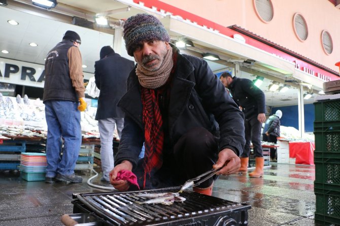 Balıklar tezgahta, tadımlıklar ızgarada