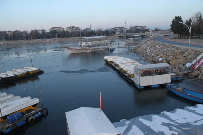 Beyşehir Gölü’nün kıyı kesimleri buz tuttu