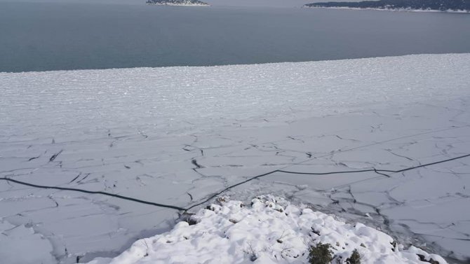 Beyşehir Gölü’nün kıyı kesimleri buz tuttu