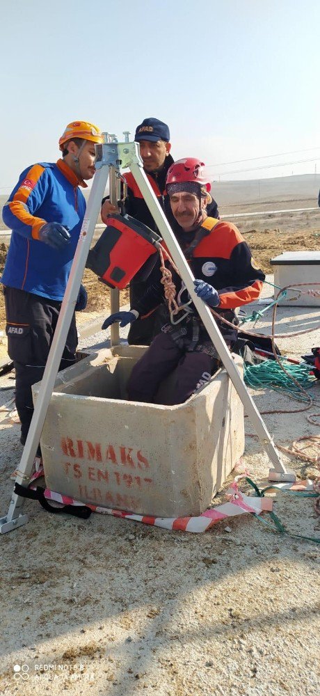 Kanalizasyon kuyusuna düşen kediyi AFAD ekipleri kurtardı