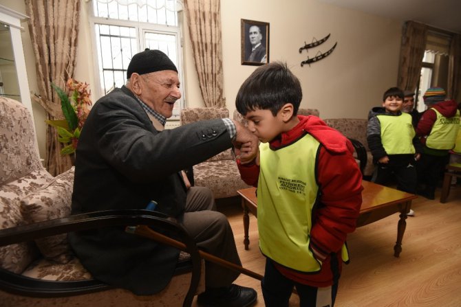 Anaokulu öğrencilerinden emekliler konağına ziyaret