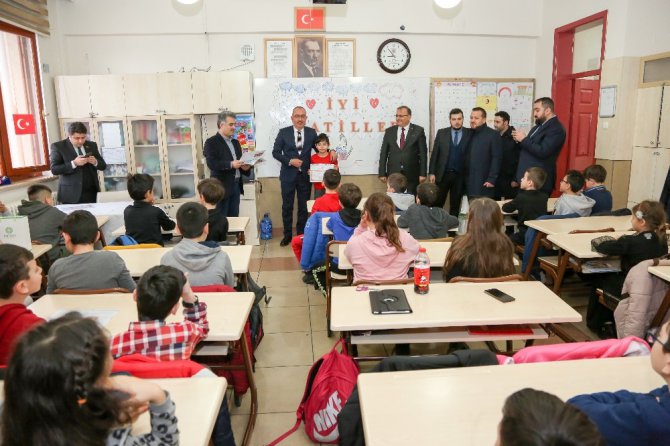 Başkan Kavuş, öğrencilerin karne mutluluğuna ortak oldu