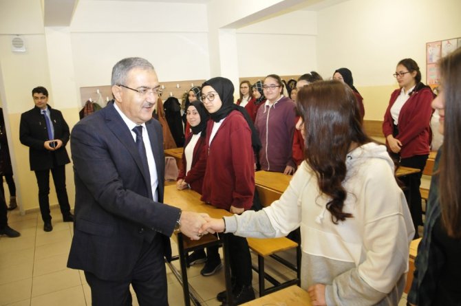 Rektör Şahin, öğrencilerin karne heyecanına ortak oldu