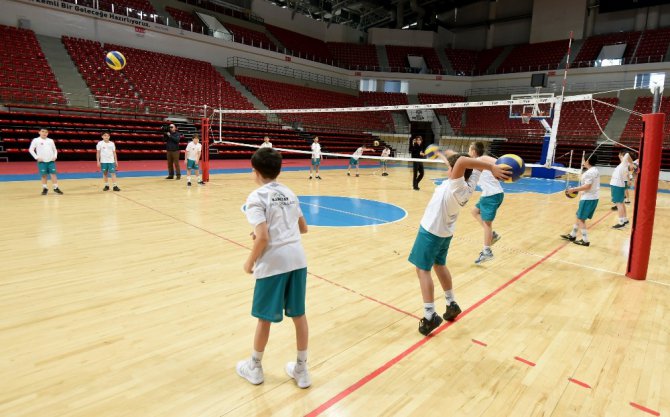 Karataylı çocuklar geleceğe sporla hazırlanıyor