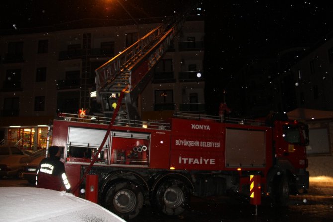 Konya’da 4 katlı bir binanın çatısında yangın