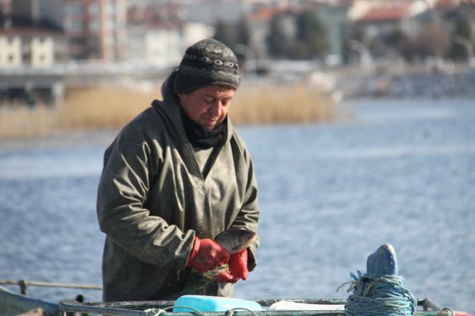 Beyşehir Gölü’nde “ekmek” buz tutan ağların arasında