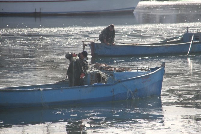 Beyşehir Gölü’nde “ekmek” buz tutan ağların arasında