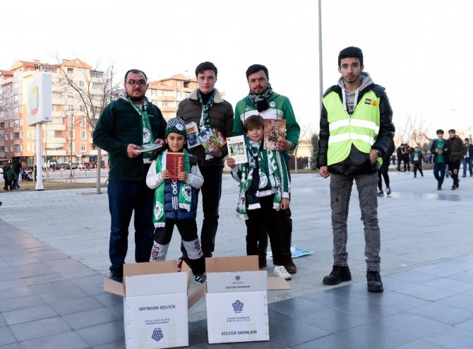 Konyasporlu taraftarlardan binlerce kitap toplandı