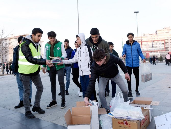 Konyasporlu taraftarlardan binlerce kitap toplandı