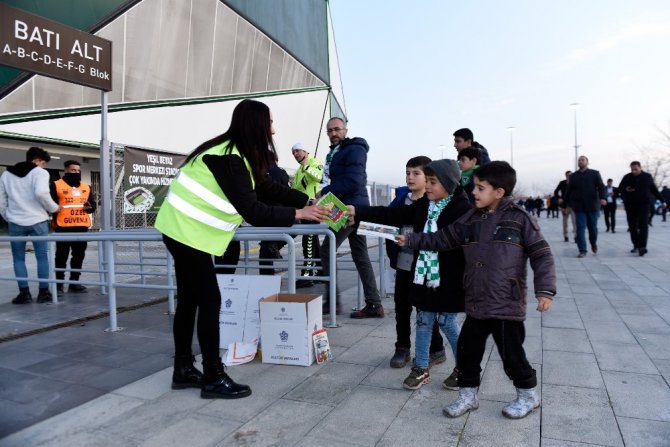 Konyasporlu taraftarlardan binlerce kitap toplandı