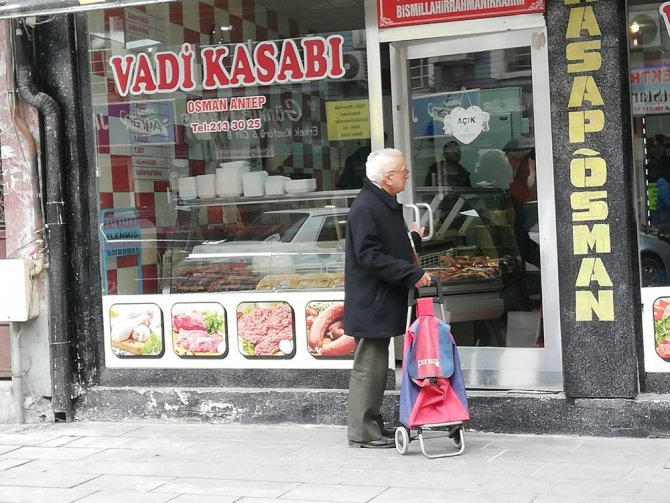 Aksaray’da 20 yıldır pazar arabasıyla hayvanlara yiyecek taşıyor