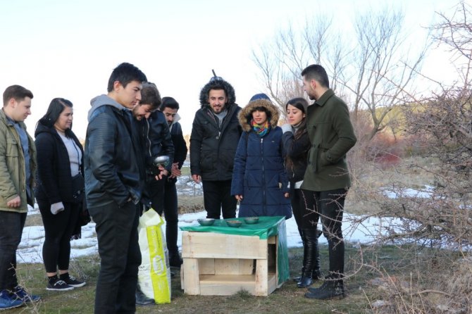 Üniversite öğrencilerinden sokak hayvanlarına “sıcak bir yuva” projesi