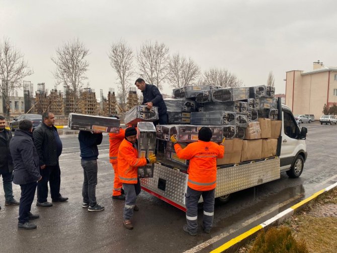 Aksaraylı çiftçilerden Elazığ’a ısıtıcı yardımı