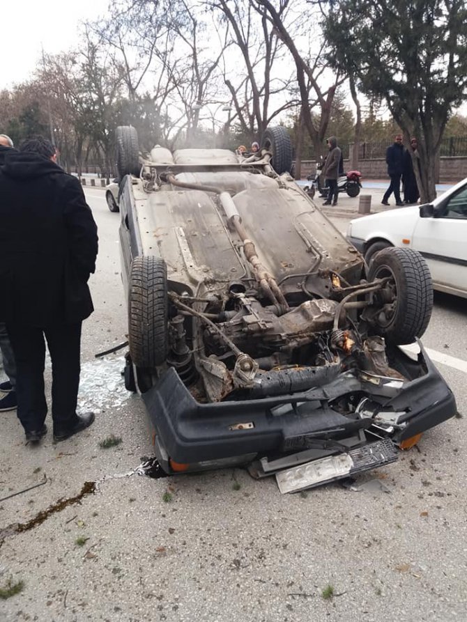 Konya’da ağaca çarpan otomobil devrildi: 1 yaralı