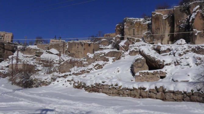 Turistlerin Aksaray Güzelyurt’ta tarih gezisi ve kayak eğlencesi