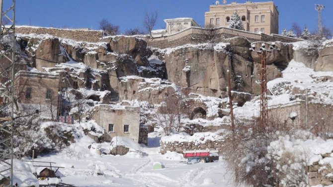 Turistlerin Aksaray Güzelyurt’ta tarih gezisi ve kayak eğlencesi