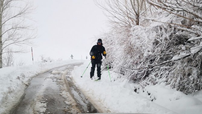 Turistlerin Aksaray Güzelyurt’ta tarih gezisi ve kayak eğlencesi