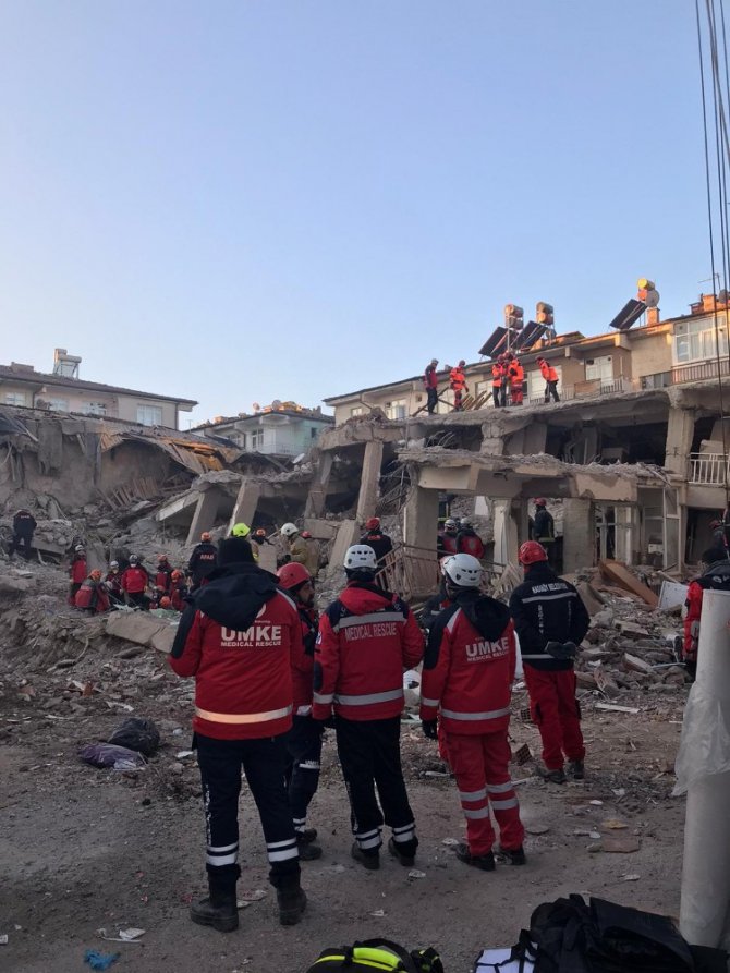 Bebeğini bırakıp deprem bölgesine koştu