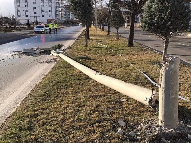 Şiddetli rüzgar direk ve ağaları devirdi