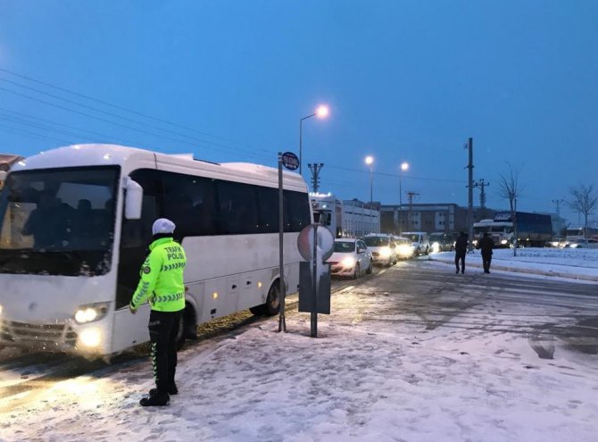 Konya’da kar yağışı ulaşımı olumsuz etkiliyor