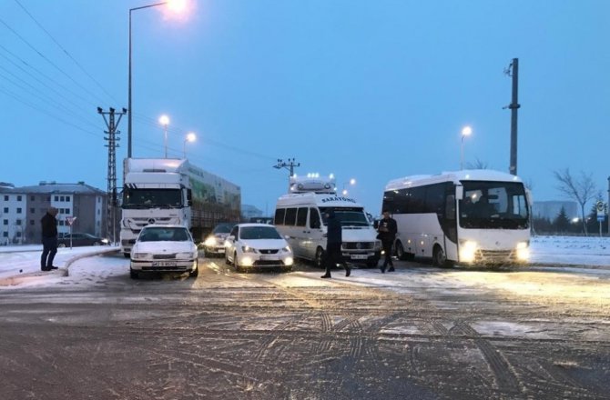 Konya’da kar yağışı ulaşımı olumsuz etkiliyor