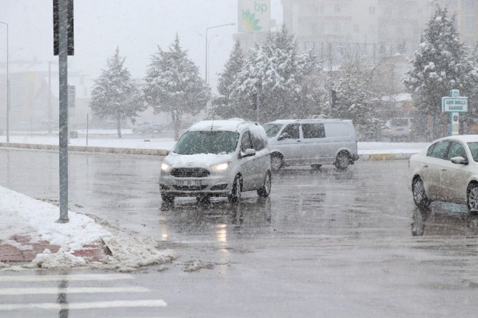 Aksaray’da kar yağışı etkisini sürdürüyor