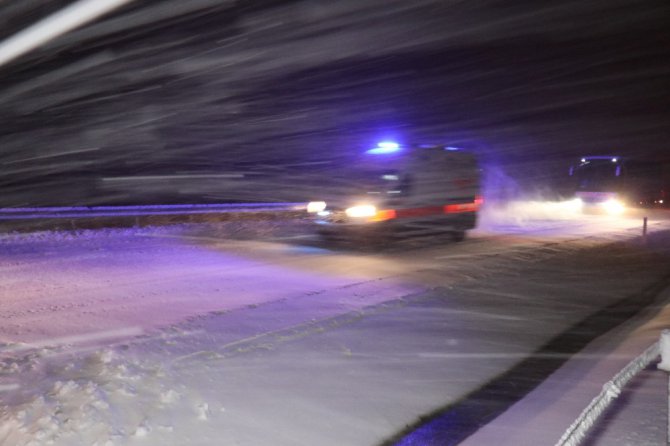 Aksaray’da etkisini artıran kar yağışı tipi ve fırtınaya dönüştü