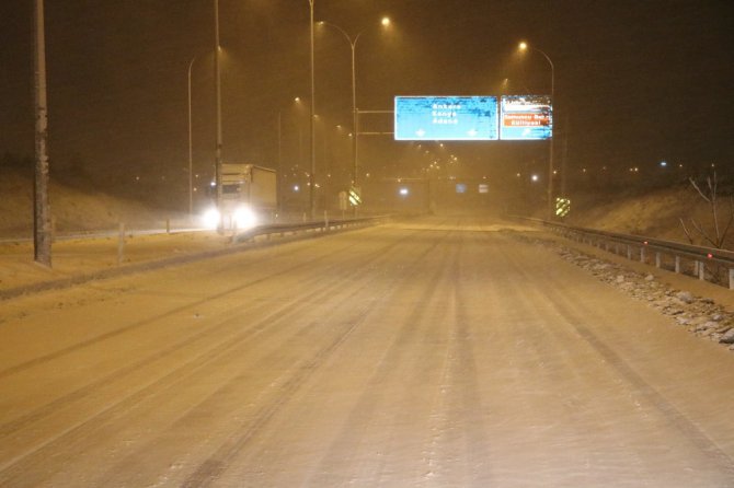 Aksaray’da etkisini artıran kar yağışı tipi ve fırtınaya dönüştü