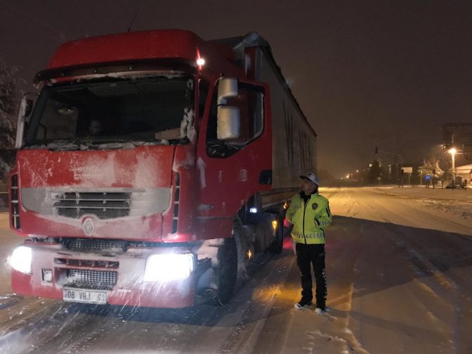 Aksaray’da etkisini artıran kar yağışı tipi ve fırtınaya dönüştü