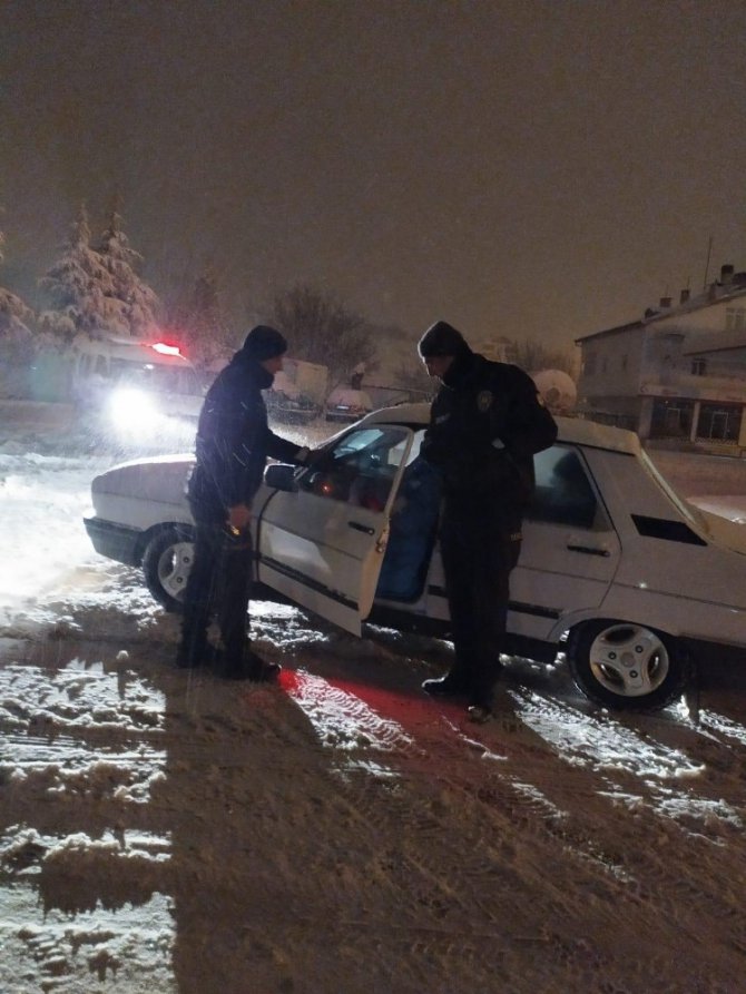 Aksaray’da etkisini artıran kar yağışı tipi ve fırtınaya dönüştü