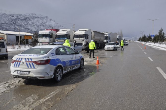 Konya - Antalya Karayolunda trafiğe tipi ve don engeli