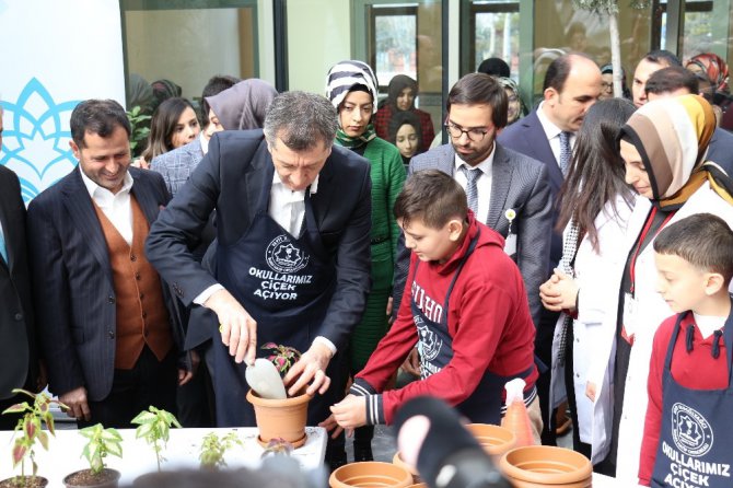 Bakan Selçuk: “Eğitim çocuklarımızın ve Türkiye’nin geleceği için en büyük vasıta”