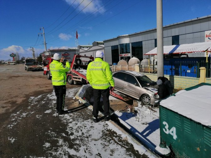 Konya’da kontrolden çıkan otomobil duvara çarptı: 1 yaralı