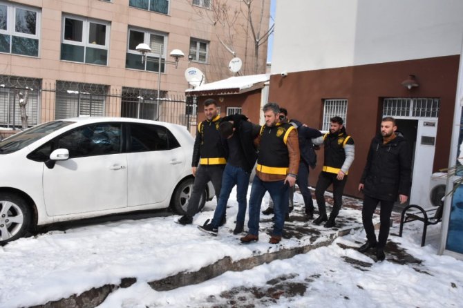 Önce parçalarını, sonrada aracı iterek çalan hırsızlar güvenlik kamerasına yakalandı