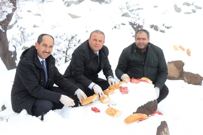 Aksaray’da yaban hayvanları için doğaya yem bırakıldı