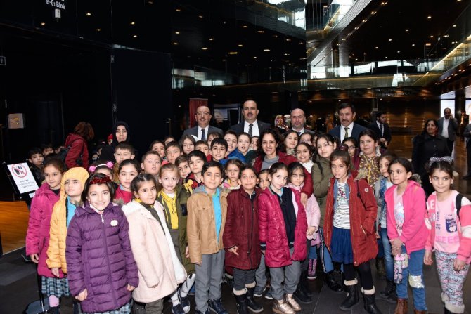 Başkanlar çocukların tiyatro heyecanına ortak oldu