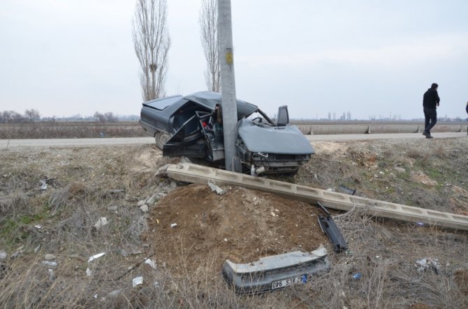 Otomobil elektrik direğine çarptı: 1 yaralı