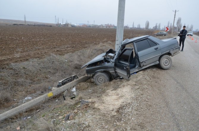 Otomobil elektrik direğine çarptı: 1 yaralı