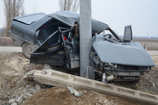 Otomobil elektrik direğine çarptı: 1 yaralı