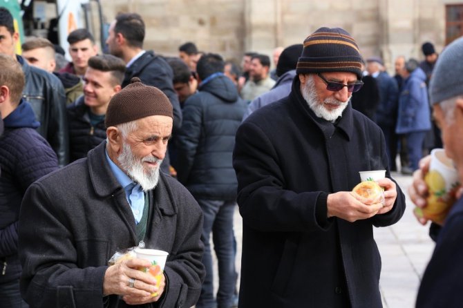 Aksaray Belediyesi vatandaşlara çorba ve lokma ikram etti