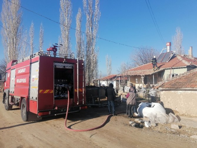 Müstakil evde sobadan sıçrayan kıvılcım yangına neden oldu