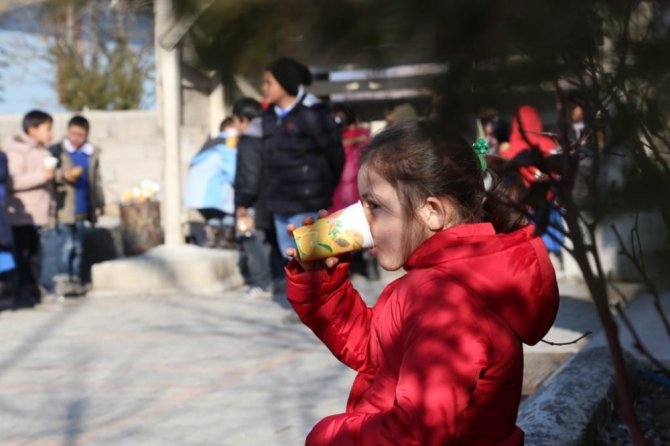 Aksaray Belediyesi’nden Gözlükuyu köyündeki çocuklara çorba ikramı