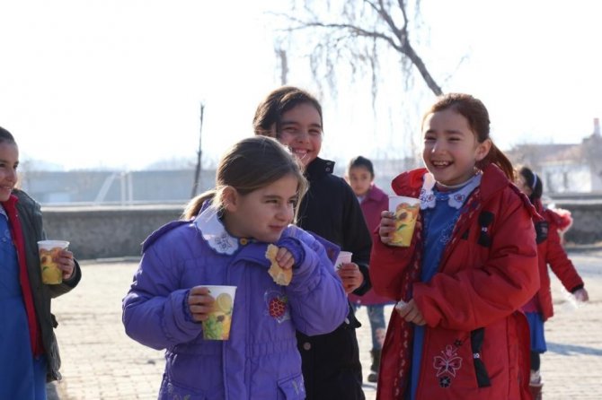 Aksaray Belediyesi’nden Gözlükuyu köyündeki çocuklara çorba ikramı