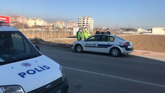 Konya’da kamyonet yan yattı: 9 yaralı