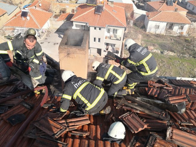 Bacadaki yangını hortumla su sıkıp söndürmeye çalıştı